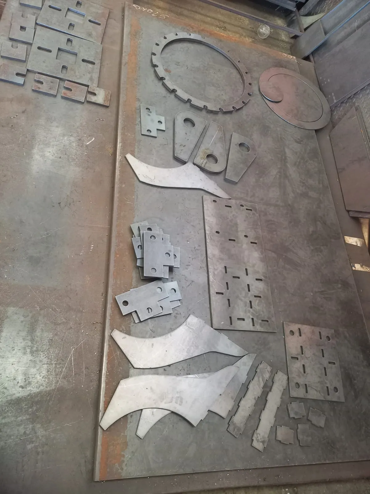 Peças de geometrias variadas cortadas da mesma chapa de aço